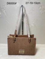 ⁦شنطة DIOR  بالوان مختلفة⁩ - الصورة ⁦3⁩