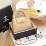 ⁦شنطة بالوان مختلفة من GUESS⁩ - الصورة ⁦4⁩