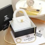 شنطة بالوان مختلفة من GUESS