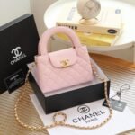 ⁦شنطة بالوان مختلفة من GUESS⁩ - الصورة ⁦3⁩