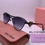 نظارة شمس نسائية من Miu miu