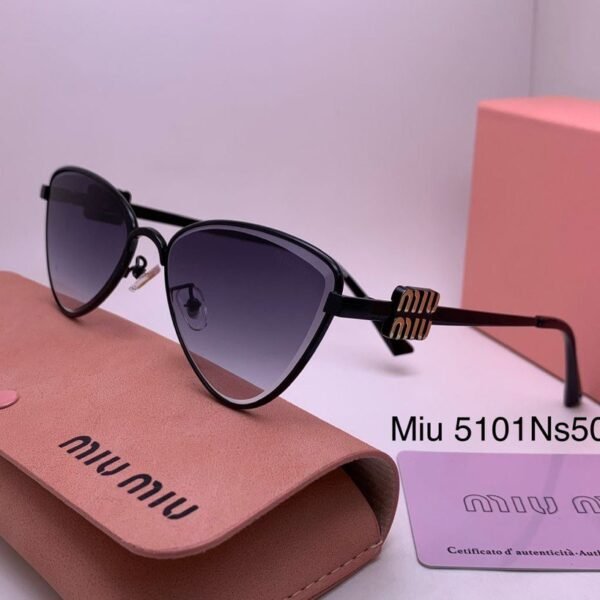 نظارة شمس نسائية من Miu miu